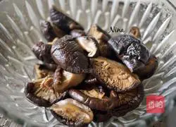 Illustration of how to make Hakka rice dumplings 2