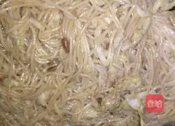 Illustration of how to make fried rice noodles with cabbage 6
