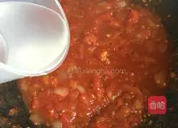 Illustration of how to make pizza sauce 7