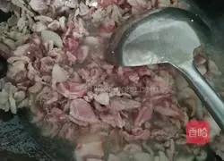 Illustration of how to make pork slices with green onions 2