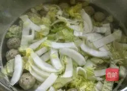 Illustration of how to make shrimp, beef and radish meatball soup 12