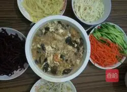 Illustration of how to make three fresh braised noodles 9