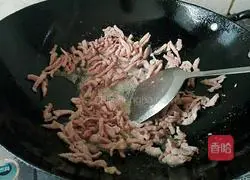 Illustration of how to stir-fry shredded pork with mustard green pepper 4