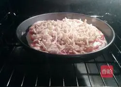 Illustration of how to make fried egg and ham pizza 2