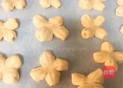 Illustration of how to make flower bread 12