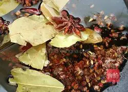 Illustration of making homemade chili red oil and oily spicy seeds 2