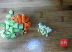 Illustration of how to cook diced chicken with sauce and topped with noodles 2