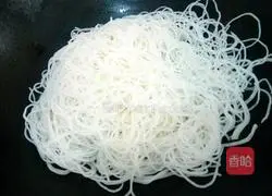 Illustration of how to make shrimp vermicelli wrapped in lettuce 8