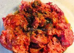 Illustration of how to make fried beef patties with red stew sauce 2