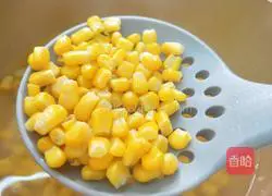 Illustration of how to cook crispy golden corn 3
