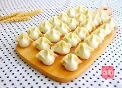 Illustration of how to make pork and leek dumplings 19