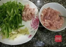 Illustration of how to make shredded pork stir-fried with green pepper (added egg white) 1