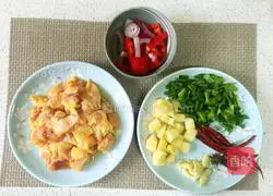 Illustration of how to make spicy braised chicken 1