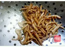 Illustration of how to make spicy kimchi shredded pork 8