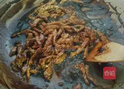 Illustration of how to make shredded pork burritos with Beijing sauce 6