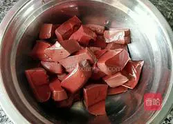Illustration of how to cook donkey blood with chili pepper 2