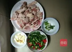 Illustration of how to make braised chicken with green pepper 1