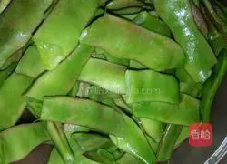 Illustration of how to make stir-fried lentils 1