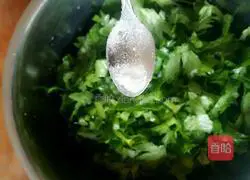 Illustration of making rice with celery leaves 3