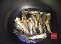 Illustration of how to make spicy dried fish 3