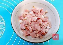 Illustration of how to make bacon and prawn pizza 8