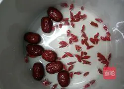 Illustration of how to make red dates, wolfberry and white fungus soup 2