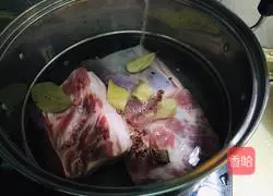 Illustration of how to make pork with pickled vegetables 1