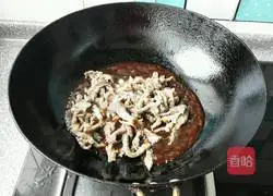 Illustration of how to make shredded pork with Beijing sauce 9