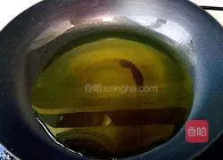 Illustration of how to make spicy oil 3