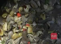 Illustration of braised chicken gizzards in duck blood 9