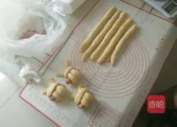 Illustration of how to make bunny bread 4