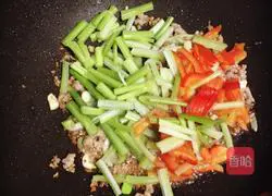 Illustration of how to stir-fry minced meat with parsley and sesame seeds 8