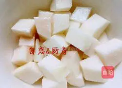 Illustration of how to cook diced chicken with peach kernel sauce 3