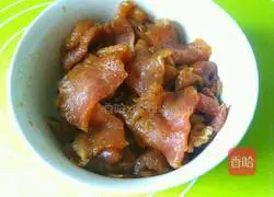 Illustration of how to make onion, green pepper and tenderloin mixed with slivers 6