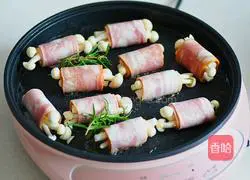 Illustration of how to make seafood mushroom and bacon rolls 5