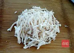 Illustration of how to make braised noodles with shredded chicken 2