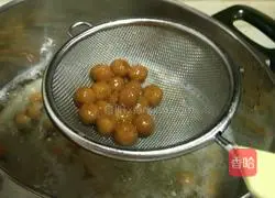 Illustration of how to make original pearl milk tea 8