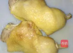 Illustration of how to make tender white chicken with green sauce 5