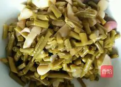 Illustration of how to stir-fry beef with sour beans, sour ginger and stir-fried beef 2