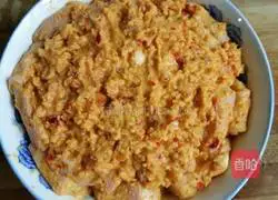 Illustration of how to make Tujia hot and sour rice steamed pork 8