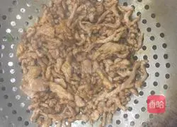 Jia Chang Jing Illustration of how to make thousand-sheet rolls of shredded pork with sauce 2