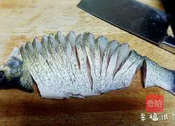 Illustration of how to make steamed Wuchang fish with peacock tail open 1