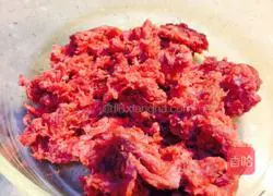 Illustration of how to make fried beef patties with red stew sauce 1