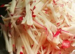 Illustration of how to make shredded radish with scallion oil 6