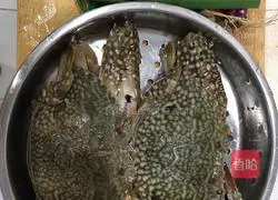 Illustration of how to make stir-fried crabs with chives and ginger 1