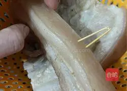 Illustration of how to make pork with pickled vegetables 3