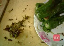 Illustration of how to stir-fry shredded pork with tiger skin and green pepper 3