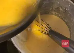 Illustration of how to make original strawberry layer cake 4