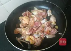 Illustration of how to make fragrant braised chicken 5