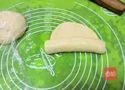 Illustration of how to make flower cheese bread 11